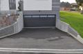 <p>Murs de soutènement en béton lisse de Kronimus, gabions et palissades brochées en granit gris clair.</p>