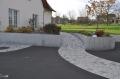 <p>Enrobé avec allée sinueuse et décors en pavés Spartana blanc/noir de Kronimus.</p>